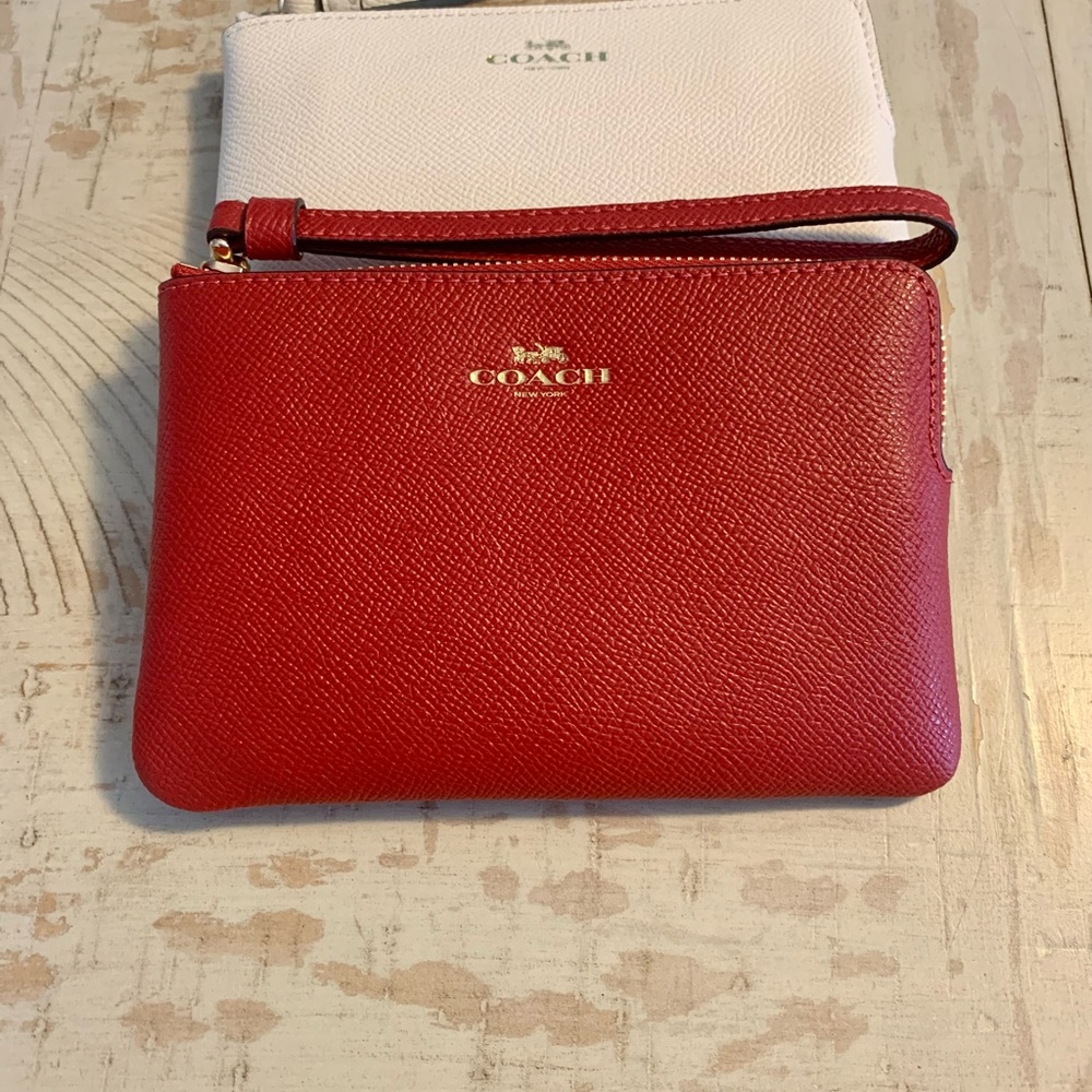 Coach Corner Zip Wristlet ♥️